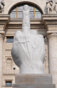 Il "Dito" di Maurizio Cattelan in piazza Affari a Milano di fronte alla Borsa ( foto Alberto Cane)