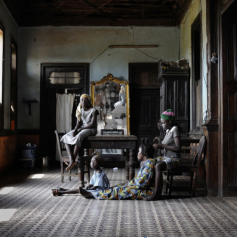 Nicola Lo Calzo, "Conforte e la famiglia Godonou", stampa Lambda su carta fotografica, 2011