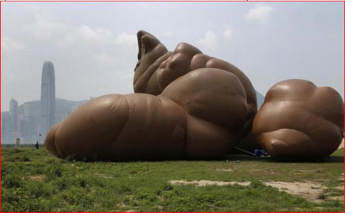 Il gonfiabile "Complex Pile" di Paul McCarthy a Hong Kong nel 2013. Altezza 15 metri.