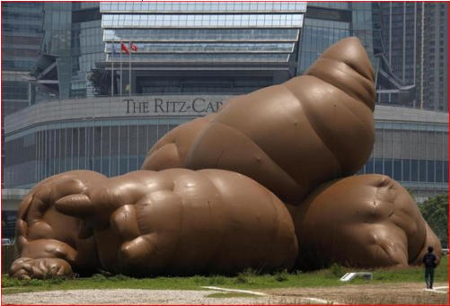 Il gonfiabile "Complex Pile" di Paul McCarthy a Hong Kong nel 2013. Altezza 15 metri.