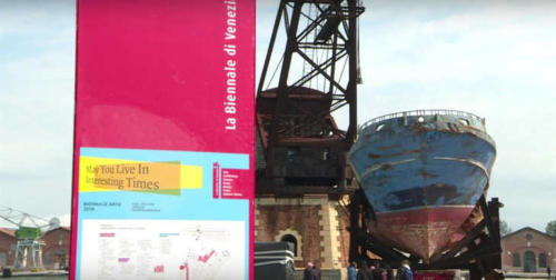 Il relitto esposto da Christoph Buchel,  affondato nel  2015 con oltre 700 migranti a bordo..