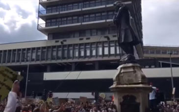 La statua di Edward Colston viene abbattuta a Bristol