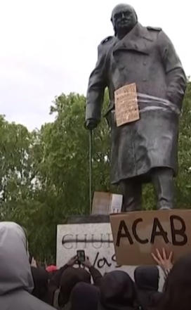Il monumento londinese a Winston Churchill contestato e poi danneggiato